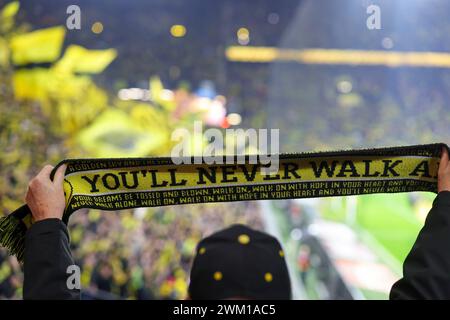 firo : 09.02.2024, football, football, 1ère Bundesliga, 1ère ligue, saison 2023/2024, BVB, Borussia Dortmund - SC Freiburg 3:0 fans BVB stand sud, dans le ventilateur de premier plan avec écharpe, vous ne marcherez jamais seul le stand est Banque D'Images