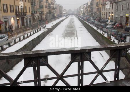 4066177 Milan, janvier 2006. Naviglio Grande canal après une chute de neige ; (add.info.: neige à Milan Milano, gennaio 2006. Il Naviglio grande dopo una nevicata) ; © Marcello Mencarini. Tous droits réservés 2024. Banque D'Images