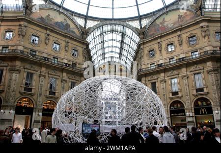 4066220 Salone Internazionale del Mobile di Milano, Galleria Vittorio Emanuele II, Aprile 2008. Ring Dome Pavilion, ideato da Minsuk Cho ; (add.info.: Salone del Mobile di Milano 2008MassStudies e costruito con 1 500 hula-hoops e 12 000 zip-tie. E' stato usato per gli incontri con i designer Organizati durante il Salone 2008 da Storefront e Abitare magazine) ; © Marcello Mencarini. Tous droits réservés 2024. Banque D'Images