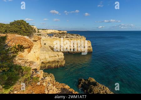 Falaises rocheuses dorées sur la côte de l'océan Atlantique près de la grotte de Benagil, Algarve, Portugal Banque D'Images