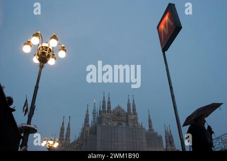 4066482 Cathédrale de Milan en restauration, vue depuis la station de métro (janvier 2006) ; (add.info.: neige à Milan il Duomo di Milano in restauro, visto dalla fermata della metropolitana (gennaio 2006)) ; © Marcello Mencarini. Tous droits réservés 2024. Banque D'Images