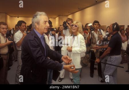 4066713 Festival du film de Venise, 1983. Le réalisateur italien Michelangelo Antonioni et l'actrice Monica Vitti (photo) ; (add.info.: Venise Lido ; Lido di Venezia, Italie ; Italia, Italie, Mostra del Cinema di Venezia, 1983. Il regista Michelangelo Antonioni e l'attrice Monica Vitti) ; © Marcello Mencarini. Tous droits réservés 2024. Banque D'Images