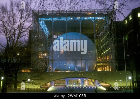 4067023 New York, 2000. Le Rose Center pour Hearth and Space. Il fait partie de l'American Museum of Natural History à New York et une vaste refonte de l'ancien Hayden Planetarium ; (add.info.: New York (2000) New York, 2000. Il Rose Centre pour Hearth et Space. E' una parte del Museo di storia naturale di New York e un rifacimento pià¹ vasto dell'ex Planetario Hayden) ; © Marcello Mencarini. Tous droits réservés 2024. Banque D'Images