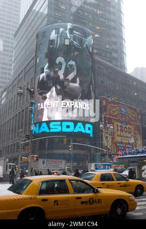 4067039 New York, février 2008. Neige à Times Square, devant le NASDAQ Market site ; (add.info.: New York (2008) New York, febbraio 2008. Neve a Times Square, di fronte al Nasdaq) ; © Marcello Mencarini. Tous droits réservés 2024. Banque D'Images