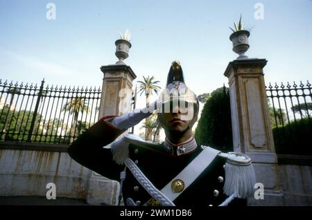 4067468 Rome, 1985. Cuirassier à l'entrée des jardins du palais du Quirinal, siège du président de la République italienne ; (add.info.: Rome, 1985. Cuirassier à l'entrée des jardins du Palais du Quirinal, siège du Président de la République italienne Roma, Palazzo del Quirinale, 1985. Corazziere all'ingresso dei Giardini del Palazzo del Quirinale, sede del Presidente della Repubblica italiana) ; © Marcello Mencarini. Tous droits réservés 2024. Banque D'Images