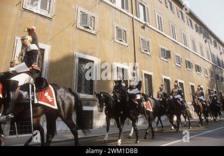 4067471 Rome, 1985. Cuirassiers à cheval devant le palais du Quirinal, siège du président de la République italienne, dont ils sont la garde d'honneur ; (add.info.: Rome, 1985. Roma, 1985. Corazzieri a cavallo davanti al palazzo del Quirinale, sede del Presidente della Repubblica italiana di cui sono la guardia d'onore) ; © Marcello Mencarini. Tous droits réservés 2024. Banque D'Images