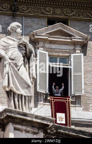 4067601 Cité du Vatican, juillet 2005. Le pape Benoît XVI à la fenêtre du troisième étage de son appartement au Palazzo Apostolico pour la prière de l'Angélus ; (add.info.: Cité du Vatican, juillet 2005. Le pape Benoît XVI à la fenêtre du troisième étage de son appartement au Palazzo Apostolico pour la prière Angelus Città del Vaticano, Luglio 2005. Papa Benedetto XVI alla finestra del suo appartamento al terzo piano del palazzo Apostolico per la preghiera dell'Angelus) ; © Marcello Mencarini. Tous droits réservés 2024. Banque D'Images