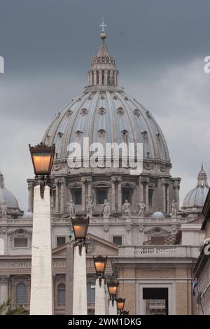 4067630 Rome,. Vue de la basilique Pierre depuis via della Conciliazione ; (add.info.: Rome, réunis Vue sur la basilique Pierre depuis via della Conciliazione Roma, la Basilica di San Pietro vista da via della Conciliazione - 2005) ; © Marcello Mencarini. Tous droits réservés 2024. Banque D'Images