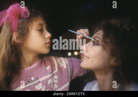 4067687 Zagreb, 1987. L'actrice américaine Marisa Berenson et sa fille Starlite Melody Randall pendant le maquillage sur le plateau du téléfilm 'Lo Scialo' (les déchets (photo) ; (add.info.: Zagreb ; Zagabria, Croatie ; Croazia, Zagabria, 1987. L'attrice Marisa Berenson con sua figlia Starlite Melody Randall al trucco sul set del film per la TV 'Lo Scialo') ; © Marcello Mencarini. Tous droits réservés 2024. Banque D'Images