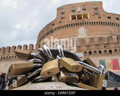 4067729 Rome, 2011. Cadenas sur le Ponte Sant'Angelo mis par les couples amoureux comme un symbole de leur lien. Cette tendance dérive du livre 'Tre metri sopra il cielo' (trois mètres au-dessus du ciel) de Federico Moccia et ne concernait initialement que le pont Milvien, mais ensuite il s'est étendu à d'autres ponts de la ville ; (add.info.: Rome, 2011. Cadenas sur le Ponte Sant'Angelo mis par les couples amoureux comme un symbole de leur lien. Cette tendance dérive du livre 'Tre metri sopra il cielo' (trois mètres au-dessus du ciel) de Federico Moccia et ne concernait initialement que le pont Milvien, mais elle s'est ensuite étendue à d'autres ponts Banque D'Images