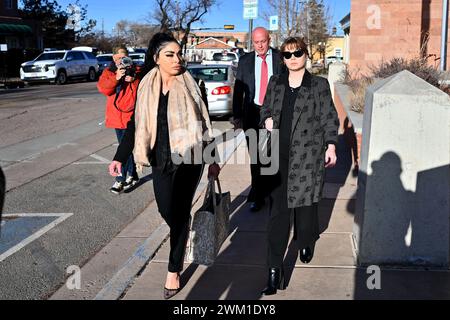 Santa Fe, États-Unis. 23 février 2024. Hannah Gutierrez-Reed, à droite, arrive au premier palais de justice pour la deuxième journée de son procès sur des accusations d'homicide involontaire et de falsification de preuves le 23 février 2024 à Santa Fe, Nouveau-Mexique. Gutierrez-Reed travaillait comme armurier sur le film « Rust » lorsqu’un revolver tenu par l’acteur Alec Baldwin a tiré sur le meurtre de la directrice de la photographie Halyna Hutchins et du réalisateur Joel Souza. (Photo de Sam Wasson/Sipa USA) crédit : Sipa USA/Alamy Live News Banque D'Images