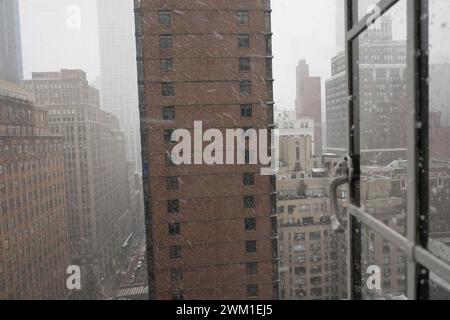 Chute de neige à travers une fenêtre à battants dans un appartement à Murray Hill, 2024, New York City, États-Unis Banque D'Images