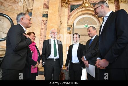 23 février 2024, Bade-Württemberg, Stuttgart: Andreas Stoch (de gauche à droite), chef du groupe parlementaire SPD au parlement du Bade-Württemberg, Theresa Schopper (Alliance 90/les Verts), ministre de l'éducation du Bade-Württemberg, Winfried Kretschmann (Alliance 90/les Verts), ministre président du Bade-Württemberg, Manuel Hagel, président de la CDU, Hans-Ulrich Rülke, chef du groupe parlementaire du FDP au parlement de l'État, et Andreas Schwarz, chef du groupe parlementaire Alliance 90/les Verts au parlement de l'État, se tiennent ensemble avant un sommet sur l'éducation au Nouveau Palais en S. Banque D'Images