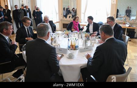 23 février 2024, Baden-Württemberg, Stuttgart : Winfried Kretschmann (3ème de gauche à droite, Alliance 90/les Verts), ministre-présidente du Bade-Württemberg, Theresa Schopper (Alliance 90/les Verts), ministre de l'éducation et des affaires culturelles du Bade-Württemberg, Manuel Hagel, président d'État de la CDU, Andreas Schwarz, président du groupe parlementaire Alliance 90/les Verts, s'assoit à une table au Nouveau Palais de Stuttgart avec les présidents des groupes parlementaires du SPD et du FDP (au premier plan). Ils discutent d'une éventuelle alliance éducative pour le Bade-Württemberg - conjointement soutenue par Educat Banque D'Images