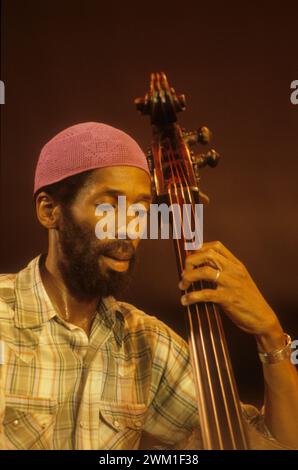 4068144 Rome, vers 1985. Le contrebassiste de jazz américain Ron carter en scène (photo) ; (add.info.: Roma, 1985 circa. Il contrabbassista jazz Ron carter en concerto) ; © Marcello Mencarini. Tous droits réservés 2024. Banque D'Images