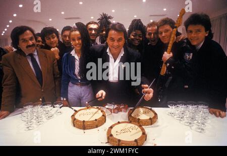 4068539 Festival de musique de Sanremo 1988, 24 février. Le perciussioniste italien et chanteur Tullio de Piscopo, en compétition avec la chanson 'Andamento Lento', célèbre son anniversaire (photo) ; (add.info.: , Italie, Festival di Sanremo 1988 Festival di Sanremo 1988, 24 febbraio. Il percussionista e cantante Tullio de Piscopo, in concorso con la canzone 'Andamento lento', festeggia il suo completanno) ; © Marcello Mencarini. Tous droits réservés 2024. Banque D'Images