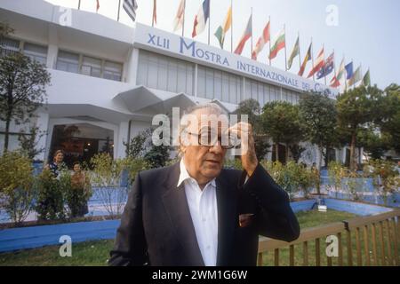 4068636 Festival du film de Venise 1985. Le réalisateur Federico Fellini devant le Cinema Palace (photo) ; (add.info.: Venise Lido ; Lido di Venezia, Italie ; Italia, Italie, Mostra del Cinema di Venezia 1985. Il regista Federico Fellini davanti al Palazzo del Cinema) ; © Marcello Mencarini. Tous droits réservés 2024. Banque D'Images