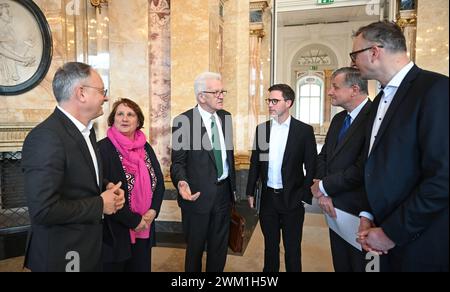 23 février 2024, Bade-Württemberg, Stuttgart: Andreas Stoch (de gauche à droite), chef du groupe parlementaire SPD au parlement du Bade-Württemberg, Theresa Schopper (Alliance 90/les Verts), ministre de l'éducation du Bade-Württemberg, Winfried Kretschmann (Alliance 90/les Verts), ministre président du Bade-Württemberg, Manuel Hagel, président de la CDU, Hans-Ulrich Rülke, chef du groupe parlementaire du FDP au parlement de l'État, et Andreas Schwarz, chef du groupe parlementaire Alliance 90/les Verts au parlement de l'État, se tiennent ensemble avant un sommet sur l'éducation au Nouveau Palais en S. Banque D'Images