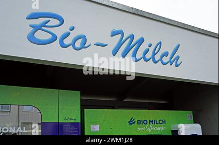 Biomilch-Tankstelle an der Humboldtstraße à Brême. Die Automaten zum Selberzapfen frischer Milch und zur Ausgabe leerer Glasflaschen wurden von der evangelischen Friedensgemeinde und dem Biobauernhof Kaemena aus dem Bremer Blockland aufgestellt, direkt neben dem Gemeindezentrum. Die Flaschen zum Abzapfen kann man selber mitbringen oder an der Tankstelle nach Einwurf von zwei Euro aus dem Flaschendepot holen. Es handelt sich allerdings nicht um Pfandflaschen. *** Station de remplissage de lait biologique sur Humboldtstraße à Brême les distributeurs automatiques pour distribuer du lait frais et des bouteilles en verre vides wer Banque D'Images