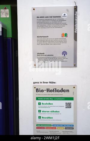 Biomilch-Tankstelle an der Humboldtstraße à Brême. Die Automaten zum Selberzapfen frischer Milch und zur Ausgabe leerer Glasflaschen wurden von der evangelischen Friedensgemeinde und dem Biobauernhof Kaemena aus dem Bremer Blockland aufgestellt, direkt neben dem Gemeindezentrum. Die Flaschen zum Abzapfen kann man selber mitbringen oder an der Tankstelle nach Einwurf von zwei Euro aus dem Flaschendepot holen. Es handelt sich allerdings nicht um Pfandflaschen. *** Station de remplissage de lait biologique sur Humboldtstraße à Brême les distributeurs automatiques pour distribuer du lait frais et des bouteilles en verre vides wer Banque D'Images