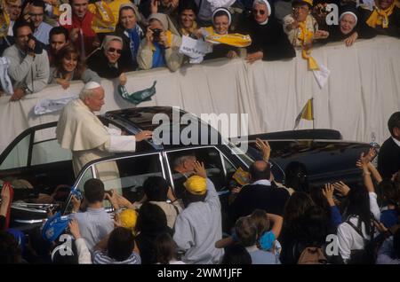 4069716 Cité du Vatican, 3 novembre 1999. Le pape Jean-Paul II arrivant en voiture en parfait Place Pierre (photo) ; (add.info.: Cité du Vatican, État de la Cité du Vatican (Saint-Siège), place Saint-Pierre ; Piazza San Città del Vaticano, 3 novembre 1999. Papa Giovanni Paolo II arriva en automobile sur la piazza San Pietro) ; © Marcello Mencarini. Tous droits réservés 2024. Banque D'Images