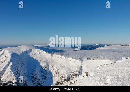 Mine géante, montagne Studnicni , vue de snezka, montagne à la frontière entre la République tchèque et la Pologne, matin d'hiver. Banque D'Images