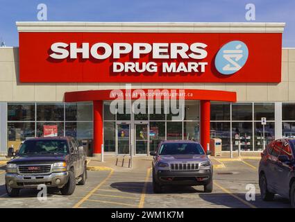 Halifax, Canada - 21 février 2024 : vitrine Shoppers Drug Mart. Shoppers Drug Mart Corp. est une chaîne de pharmacies canadienne qui exploite plus de 1 300 magasins Banque D'Images