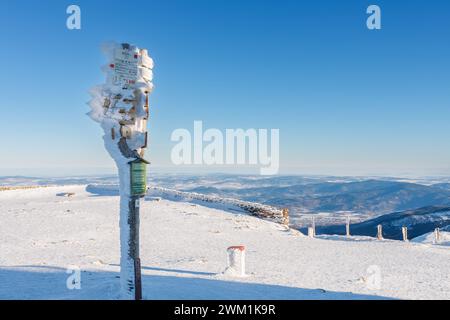 Panneaux touristiques sur Snezka ; montagne à la frontière entre la République tchèque et la Pologne ; montagnes de Krkonose ; matin d'hiver Banque D'Images