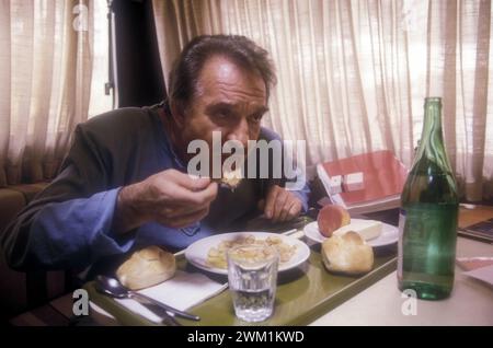 4070269 Rome, studios Cinecittà, 1987. L'acteur Ugo Tognazzi sur le tournage du film 'Arrivederci e grazie' réalisé par Giorgio Capitani (photo) ; (add.info.: Roma, Studi cinematografici di Cinecittà , 1987. L'attore Ugo Tognazzi sul set del film 'Arrivederci e grazie' diretto da Giorgio Capitani) ; © Marcello Mencarini. Tous droits réservés 2024. Banque D'Images