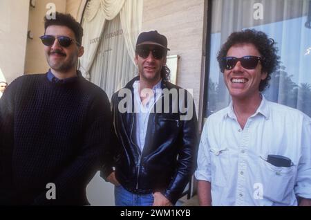 4070317 Festival de Cannes 1991. L'acteur américain John Turturro avec les réalisateurs Joel et Ethan Coen, au Festival avec le film 'Barton Fink' gagnant la Palme d'Or (photo) ; (add.info.: Cannes, France ; Francia, Festival di Cannes 1991. L'attore John Turturro e i regisi Joel ed Ethan Cohen, al Festival con il film 'Barton Fink-È successo a Hollywood', vincitore della Palma d'oro) ; © Marcello Mencarini. Tous droits réservés 2024. Banque D'Images