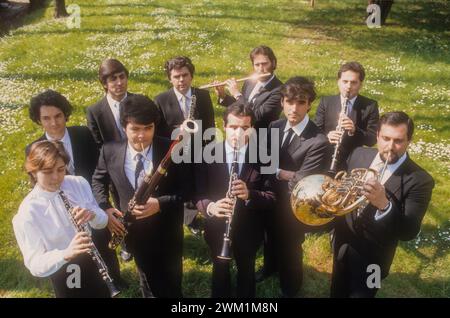 4070411 compositeur, chef d'orchestre et directeur musical italien Alessio Vlad (quatrième en partant de la gauche au premier rang) avec l'orchestre de chambre Gruppo di Roma (vers 1985) (photo) ; (add.info.: il compositore, direttore d'orchestra e Organizatore musicale Alessio Vlad (quarto da sinistra nella prima fila) con il Gruppo di Roma (vers 1985))); © Marcello Mencarini. Tous droits réservés 2024. Banque D'Images