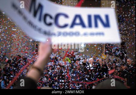 4070528 New York, 2000. Candidat républicain à la présidence des États-Unis John McCain et son épouse Cindy Hensley McCain lors d'un rassemblement électoral à Wall Street (photo) ; (add.info.: New York, États-Unis d'Amérique; Stati Uniti, ManhattanNew York (2000) il candidato del Partito Repubblicano alla Presidenza degli Stati Uniti John McCain e sua moglie Cindy Hensley McCain durante un comizio a Wall Street per la campagna elettorale) ; © Marcello Mencarini. Tous droits réservés 2024. Banque D'Images