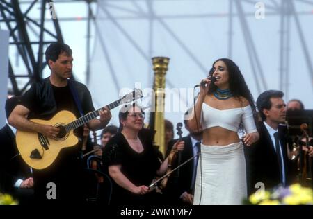 4070566 Rome, Tor Vergata, concert du 1er mai 2000. Chanteuse israélienne Noa en scène (photo) ; (add.info.: Rome ; Rome, Italie ; Italie, Tor VergataConcert du 1er mai 2000 / Concerto del Primo Maggio 2000 Roma, Tor Vergata, Roma, Concerto del Primo maggio 2000. La cantante Noa sul palco) ; © Marcello Mencarini. Tous droits réservés 2024. Banque D'Images