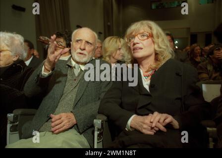 4070880 Roma film Festival 1999 dédié au réalisateur Mario Monicelli au Palazzo delle Esposizioni. Mario Monicelli et l'actrice Monica Vitti (photo) ; (add.info.: Rome ; Roma, Italie ; Italia, Italie, Palazzo delle Esposizioni Roma film Festival 1999 Dedicato al regista Mario Monicelli al Palazzo delle Esposizioni. Il regista Mario Monicelli con l'attrice Monica Vitti) ; © Marcello Mencarini. Tous droits réservés 2024. Banque D'Images