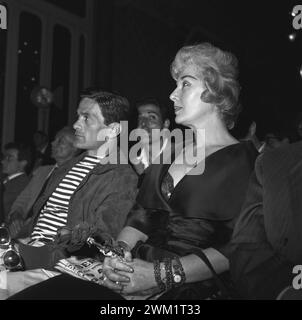 MME4717735 Rome 17-06-1960 L'écrivain et réalisateur italien Pier Paolo Pasolini avec l'actrice Elsa de Giorgio/Roma 17-06-1960 Lo scrittore e e regista Pier Paolo Pasolini con l'attrice Elsa de Giorgio - Marcello Mencarini Historical Archives ; (add.info.: Rome 17-06-1960 L'écrivain et réalisateur italien Pier Paolo Pasolini avec l'actrice Elsa de Giorgio/Roma 17-06-1960 Lo scrittore e regista Pier Paolo Pasolini con l'attrice Elsa de Giorgio - Marcello Mencarini Archives historiques) ; photo © Marcello Mencarini Archives. Banque D'Images