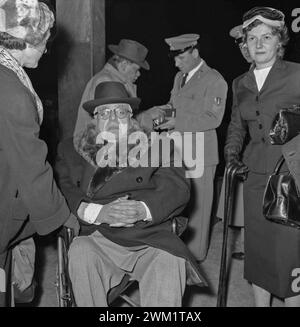 MME4720979 Aéroport, Fiumicino (Rome), 03-01-1957 Prince Ali Salman Aga Khan (également connu sous le nom d'Aly Khan) arrivée en Italie ; (add.info.: Aéroport, Fiumicino (Rome), 03-01-1957 Prince Ali Salman Aga Khan (également connu sous le nom d'Aly Khan) arrivée en Italie) ; photo © Archives Marcello Mencarini. Banque D'Images