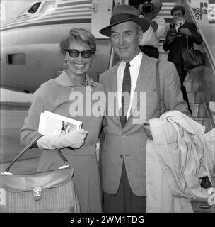 MME4722485 Aéroport de Rome, vers 1960. L'acteur américain James Stewart et sa femme Gloria Hatrick McLean/Aeroporto di Roma, 1960 vers 1978. Avocat américain James Stewart et Sua Moglie Gloria Hatrick McLean - ; (add.info.: aéroport de Rome, vers 1960. L'acteur américain James Stewart et sa femme Gloria Hatrick McLean/Aeroporto di Roma, 1960 vers 1978. Avocat américain James Stewart et Sua Moglie Gloria Hatrick McLean -) ; photo © Archives Aldo Durazzi/Marcello Mencarini. Banque D'Images