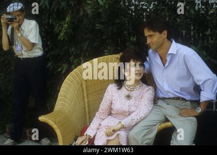 MME4729252 Lido de Venise, Festival du film de Venise 1988. L'actrice italienne Gina Lollobrigida, son fils Andrea Milko Skofic et le photographe Pierluigi Praturlon en arrière-plan/Lido di Venezia, Mostra del Cinema di Venezia 1988. L'attrice Gina Lollobrigida, suo figlio Andrea Milko Skofic e, sullo sfondo, il fotografo Pierluigi Praturlon - ; (add.info.: Lido de Venise, Festival du film de Venise 1988. L'actrice italienne Gina Lollobrigida, son fils Andrea Milko Skofic et le photographe Pierluigi Praturlon en arrière-plan/Lido di Venezia, Mostra del Cinema di Venezia 1988. L'attrice Gina Lollobrigida, suo figlio an Banque D'Images