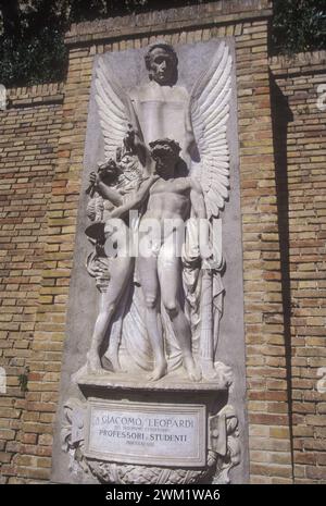 MME4730438 Monument à Giacomo Leopardi construit en 1898 au Centre national des études léopardiennes de Recanati à l'occasion du centenaire de sa naissance/Monumento a Giacomo Leopardi, eretto nel 1898 nel Centro di Studi Leopardiani, in occasione del centenario della sua nascita - ; (add.info.: monument à Giacomo Leopardi construit en 1898 au Centre National des études léopardiennes de Recanati à l'occasion du centenaire de sa naissance/Monumento a Giacomo Leopardi, eretto nel 1898 nel Centro di Studi Leopardiani, in occasione del centenario della sua nascita -) ; © Marcello Mencarini. Tous les ri Banque D'Images