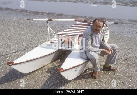 MME4742156 Festival du film de Venise 1983. Poète et scénariste italien Tonino Guerra assis sur un bateau à aubes à la plage du Lido/Mostra del Cinema di Venezia 1983. Tonino Guerra, poeta e sceneggiatore, seduto su un pedale sulla spiaggia del Lido - ; (Festival du film de Venise add.info.: 1983. Poète et scénariste italien Tonino Guerra assis sur un bateau à aubes à la plage du Lido/Mostra del Cinema di Venezia 1983. Tonino Guerra, poeta e sceneggiatore, seduto su un pedale sulla spiaggia del Lido -) ; © Marcello Mencarini. Tous droits réservés 2024. Banque D'Images