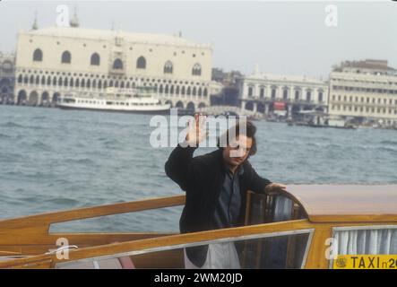 MME4755873 Festival du film de Venise 1990. L’acteur américain Robert de Niro, en compétition en tant qu’interprète du film « Goodfellas » de Martin Scorsese, arrivée/Mostra del Cinema di Venezia 1990. Arrivée dell'attore Robert de Niro, en concorso avec le film “Quei bravi ragazzi”” de Martin Scorsese - ; (Festival du film de Venise add.info.: 1990. L’acteur américain Robert de Niro, en compétition en tant qu’interprète du film « Goodfellas » de Martin Scorsese, arrivée/Mostra del Cinema di Venezia 1990. Arrivée dell'attore Robert de Niro, en concorso avec le film « Quei bravi ragazzi » de Martin SCO Banque D'Images