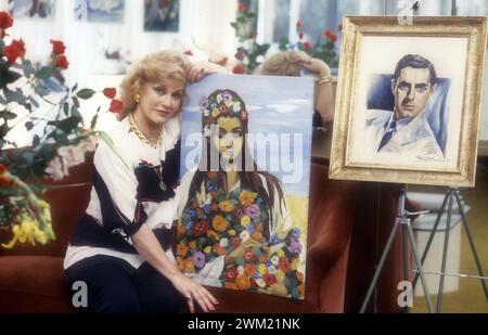 MME4762464 Rome, 1986. L'actrice américaine Linda Christian montrant les portraits de sa fille Romina et de son mari Tyrone Power peignant par elle-même ; © Marcello Mencarini. Tous droits réservés 2024. Banque D'Images