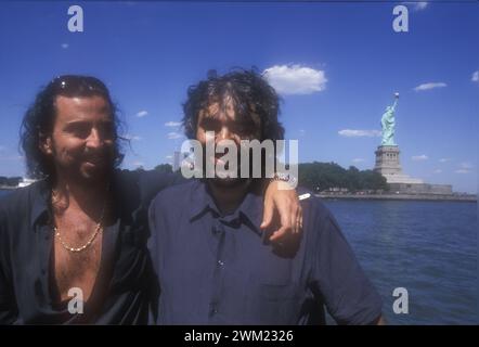 MME4768482 New York, 5 juillet 2000. Le chanteur Andrea Bocelli et son frère Alberto (à gauche) sur le ferry entre Battery Park à Manhattan et Liberty State Park. Ils sont à New York pour le « concert de la Statue de la liberté » de Bocelli au Liberty State Park du New Jersey en l'honneur des immigrants italiens/New York, le 5 juillet 2000. Il cantante Andrea Bocelli con suo fratello Alberto (a sinistra) sul traghetto tra Battery Park à Manhattan et Liberty State Park. Sono a New York per il concerto di Bocelli sotto la statua della Libert a Liberty State Park in onore degli immigrati italian - ; (add.info.: Banque D'Images