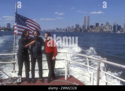 MME4768498 New York, 5 juillet 2000. Le chanteur Andrea Bocelli (au milieu), son frère Alberto (à gauche) et le chef d'orchestre Steven Mercurio (à droite) sur le ferry entre Battery Park à Manhattan et Liberty State Park. Ils sont à New York pour le « concert de la Statue de la liberté » de Bocelli au Liberty State Park du New Jersey en l'honneur des immigrants italiens/New York, le 5 juillet 2000. Il cantante Andrea Bocelli (al centro) con suo fratello Alberto (a sinistra) e il direttore d'orchestra Steven Mercurio sul traghetto tra Battery Park à Manhattan et Liberty State Park. Sono a New York per il con Banque D'Images