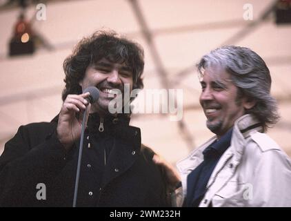 MME4768298 San Giovanni Rotondo (Foggia), 29 avril 2000. Andrea Bocelli et son manager Michele Torpedine lors de la répétition du concert à l'occasion du premier anniversaire de la béatification de Padre Pio/San Giovanni Rotondo (Foggia), 29 avril 2000. Andrea Bocelli e il suo manager Michele Torpedine durante le Prove del concerto in occasione del primo anniversario della beatificazione di Padre Pio - ; (add.info.: San Giovanni Rotondo (Foggia), 29 avril 2000. Andrea Bocelli et son manager Michele Torpedine lors de la répétition du concert à l'occasion du premier anniversaire du b. Banque D'Images