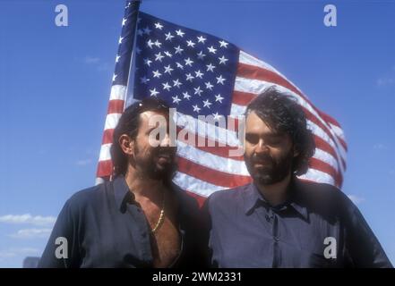 MME4768483 New York, 5 juillet 2000. Le chanteur Andrea Bocelli et son frère Alberto (à gauche) sur le ferry entre Battery Park à Manhattan et Liberty State Park. Ils sont à New York pour le « concert de la Statue de la liberté » de Bocelli au Liberty State Park du New Jersey en l'honneur des immigrants italiens/New York, le 5 juillet 2000. Il cantante Andrea Bocelli con suo fratello Alberto (a sinistra) sul traghetto tra Battery Park à Manhattan et Liberty State Park. Sono a New York per il concerto di Bocelli sotto la statua della Libert a Liberty State Park in onore degli immigrati italian - ; (add.info.: Banque D'Images