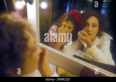 MME4771009 Zagreb, 1987. L’actrice américaine Marisa Berenson et sa fille Starlite Melody Randall pendant le maquillage sur le plateau du téléfilm « Lo Scialo » (The Waste/Zagabria, 1987). L'attrice Marisa Berenson con sua figlia Starlite Melody Randall al trucco sul tournage pour TV “” Lo Scialo””” - ; (add.info.: Zagreb, 1987. L’actrice américaine Marisa Berenson et sa fille Starlite Melody Randall pendant le maquillage sur le plateau du téléfilm « Lo Scialo » (The Waste/Zagabria, 1987). L'attrice Marisa Berenson con sua figlia Starlite Melody Randall al trucco sul tournage pour TV “” Lo Scialo Banque D'Images