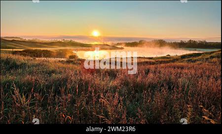 Lever du soleil sur le terrain de golf avec brouillard et brume dans un étang Banque D'Images