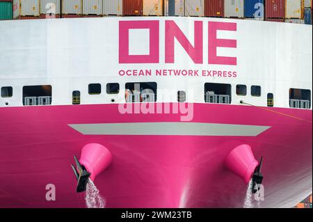 Le logo Ocean Network Express sur le bouclier avant de l'un de leurs navires porte-conteneurs, One Ingenuity. Banque D'Images