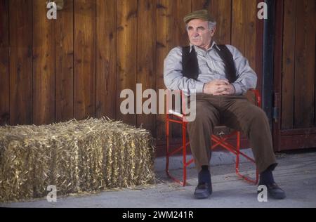 MME4773066 Charles Aznavour sur le tournage du téléfilm, 1990 (photo) ; (add.info.: : le chanteur et acteur français et arménien Charles Aznavour sur le tournage du téléfilm ''il ritorno di Ribot'' (en anglais : le retour de Ribot) réalisé par Pino Passalacqua, 1990) ; © Marcello Mencarini. Tous droits réservés 2024. Banque D'Images